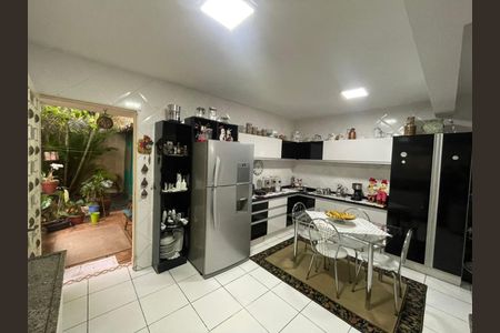 Casa à venda com 200m², 3 quartos e 2 vagas Casa à venda com 200m², 3 quartos e 2 vagasFoto 05
