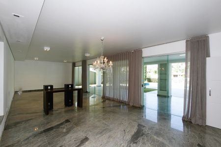 Casa à venda com 540m², 5 quartos e 6 vagasSala