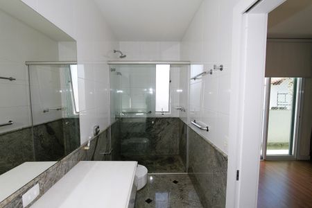 Casa à venda com 540m², 5 quartos e 6 vagasBanheiro do Quarto 3