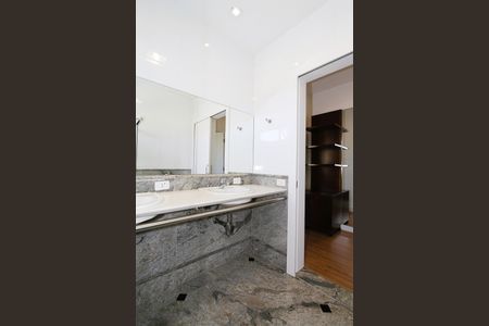 Casa à venda com 540m², 5 quartos e 6 vagasBanheiro 5 semi suítes