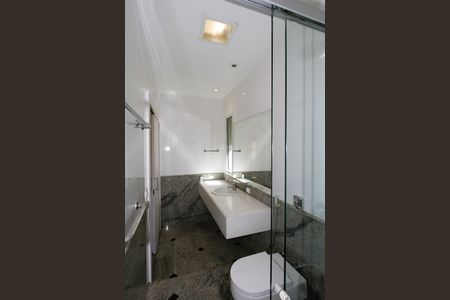 Casa à venda com 540m², 5 quartos e 6 vagasBanheiro do Quarto 3