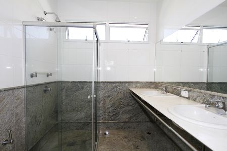 Casa à venda com 540m², 5 quartos e 6 vagasBanheiro 5 semi suítes