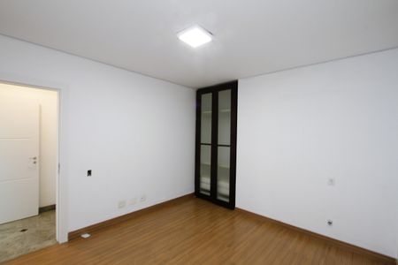 Casa à venda com 540m², 5 quartos e 6 vagasSala de TV