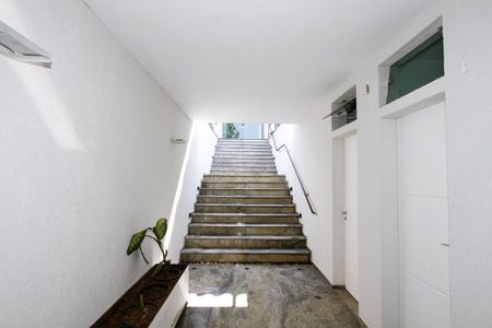 Casa à venda com 540m², 5 quartos e 6 vagasEscada