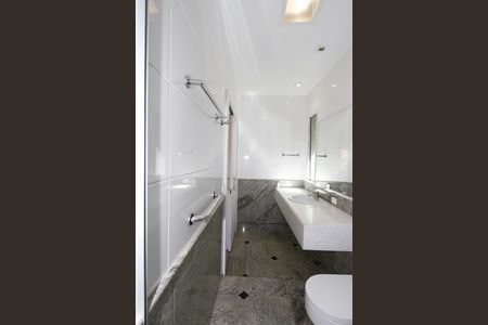 Casa à venda com 540m², 5 quartos e 6 vagasBanheiro do Quarto 3