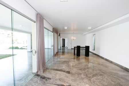 Casa à venda com 540m², 5 quartos e 6 vagasSala