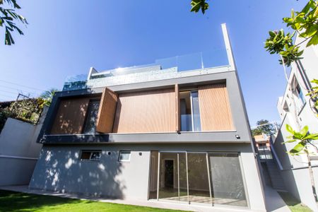 Casa à venda com 813m², 5 quartos e 3 vagasFachada