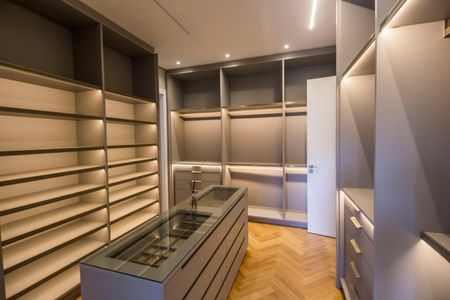 Casa à venda com 813m², 5 quartos e 3 vagasCloset da suíte 1