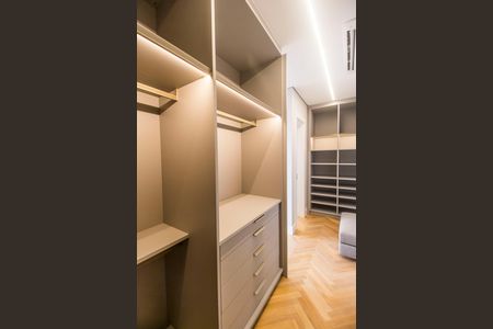Casa à venda com 813m², 5 quartos e 3 vagasCloset da suíte 3