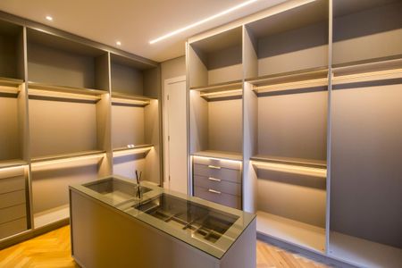 Casa à venda com 813m², 5 quartos e 3 vagasCloset da suíte 1