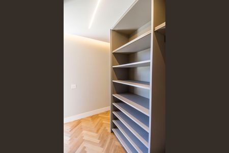 Casa à venda com 813m², 5 quartos e 3 vagasCloset da suíte 1