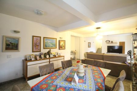 Casa de condomínio à venda com 290m², 5 quartos e 3 vagasSala