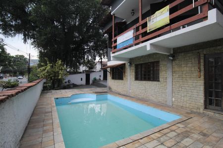 Casa de condomínio à venda com 290m², 5 quartos e 3 vagasPiscina