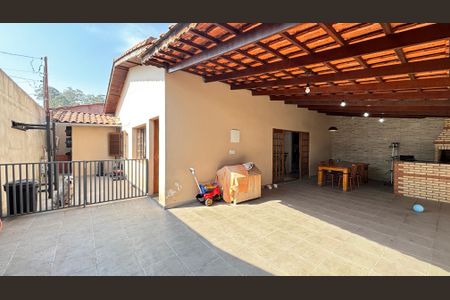 Casa à venda com 178m², 2 quartos e 3 vagas Casa à venda com 178m², 2 quartos e 3 vagasQuintal - Garagem