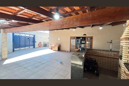Casa à venda com 178m², 2 quartos e 3 vagas Casa à venda com 178m², 2 quartos e 3 vagasQuintal - Garagem