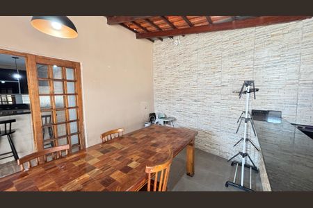 Casa à venda com 178m², 2 quartos e 3 vagas Casa à venda com 178m², 2 quartos e 3 vagasQuintal - Garagem