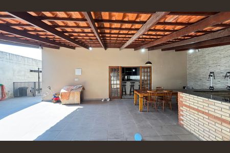 Casa à venda com 178m², 2 quartos e 3 vagas Casa à venda com 178m², 2 quartos e 3 vagasQuintal - Garagem