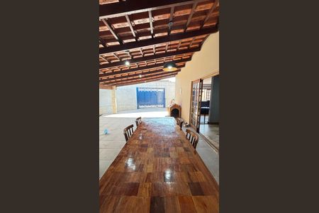 Casa à venda com 178m², 2 quartos e 3 vagas Casa à venda com 178m², 2 quartos e 3 vagasQuintal - Garagem