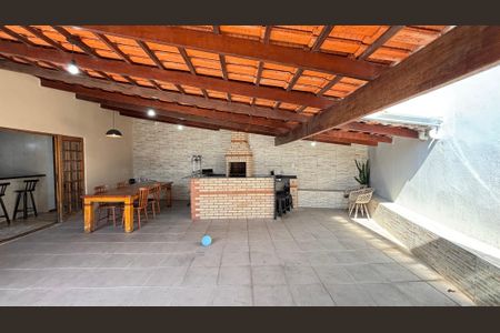 Casa à venda com 178m², 2 quartos e 3 vagas Casa à venda com 178m², 2 quartos e 3 vagasQuintal - Garagem