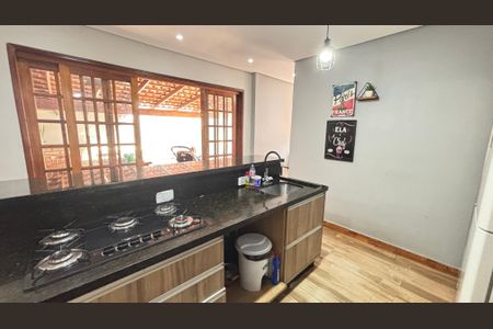 Casa à venda com 178m², 2 quartos e 3 vagas Casa à venda com 178m², 2 quartos e 3 vagasCozinha