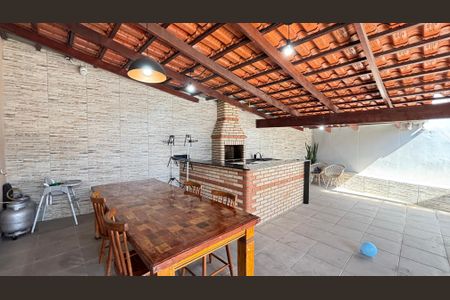 Casa à venda com 178m², 2 quartos e 3 vagas Casa à venda com 178m², 2 quartos e 3 vagasQuintal - Garagem