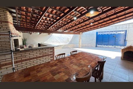 Casa à venda com 178m², 2 quartos e 3 vagas Casa à venda com 178m², 2 quartos e 3 vagasQuintal - Garagem
