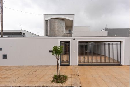 Casa à venda com 321m², 3 quartos e 3 vagasFachada