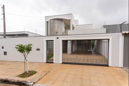 Casa à venda com 321m², 3 quartos e 3 vagasFachada