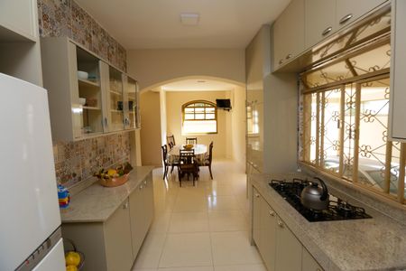 Casa à venda com 336m², 5 quartos e 3 vagasCozinha