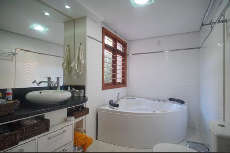 Casa à venda com 350m², 5 quartos e 3 vagasBanheiro da Suíte 1