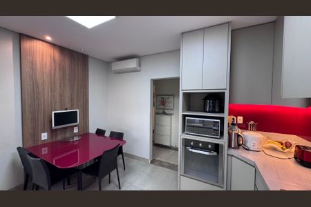 Casa à venda com 334m², 6 quartos e 9 vagas Casa à venda com 334m², 6 quartos e 9 vagasCozinha