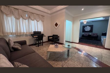 Casa à venda com 334m², 6 quartos e 9 vagas Casa à venda com 334m², 6 quartos e 9 vagasSala