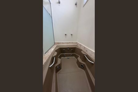 Casa à venda com 334m², 6 quartos e 9 vagas Casa à venda com 334m², 6 quartos e 9 vagasBanheiro da Suíte 2