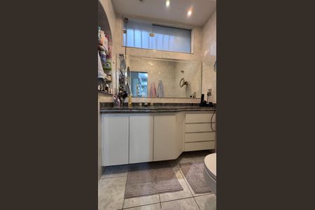 Casa à venda com 334m², 6 quartos e 9 vagas Casa à venda com 334m², 6 quartos e 9 vagasBanheiro da Suíte 1