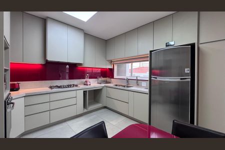 Casa à venda com 334m², 6 quartos e 9 vagas Casa à venda com 334m², 6 quartos e 9 vagasCozinha