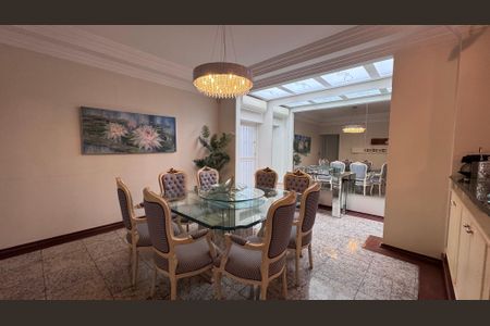 Casa à venda com 334m², 6 quartos e 9 vagas Casa à venda com 334m², 6 quartos e 9 vagasSala de Jantar