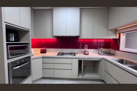 Casa à venda com 334m², 6 quartos e 9 vagas Casa à venda com 334m², 6 quartos e 9 vagasCozinha