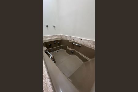 Casa à venda com 334m², 6 quartos e 9 vagas Casa à venda com 334m², 6 quartos e 9 vagasBanheiro da Suíte 2