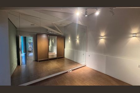 Casa à venda com 334m², 6 quartos e 9 vagas Casa à venda com 334m², 6 quartos e 9 vagasQuarto 1 - Fundos