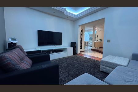 Casa à venda com 334m², 6 quartos e 9 vagas Casa à venda com 334m², 6 quartos e 9 vagasSala de TV