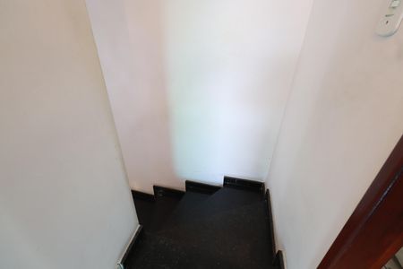 Casa de condomínio à venda com 91m², 2 quartos e 2 vagasEscada