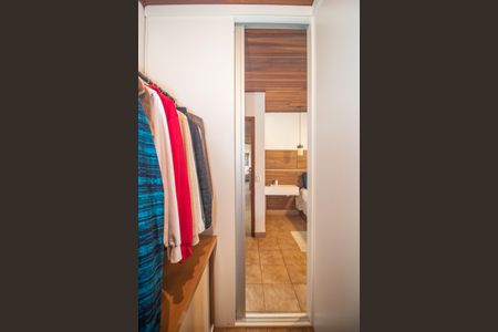 Casa à venda com 170m², 2 quartos e 2 vagas Casa à venda com 170m², 2 quartos e 2 vagasCloset