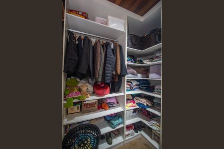 Casa à venda com 170m², 2 quartos e 2 vagas Casa à venda com 170m², 2 quartos e 2 vagasCloset