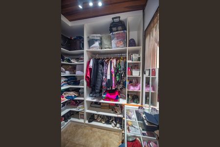 Casa à venda com 170m², 2 quartos e 2 vagas Casa à venda com 170m², 2 quartos e 2 vagasCloset