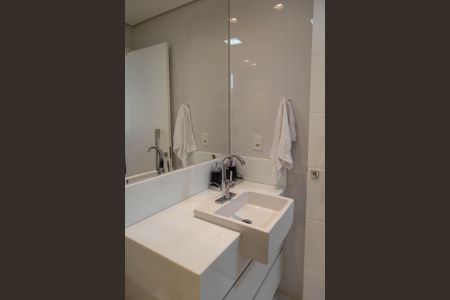 Apartamento à venda com 202m², 3 quartos e 4 vagas Apartamento à venda com 202m², 3 quartos e 4 vagasBanheiro da Suíte 1