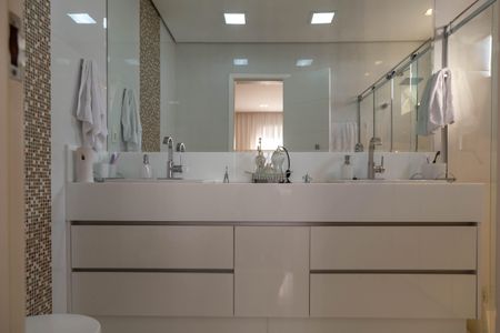 Apartamento à venda com 202m², 3 quartos e 4 vagas Apartamento à venda com 202m², 3 quartos e 4 vagasBanheiro da Suíte 2