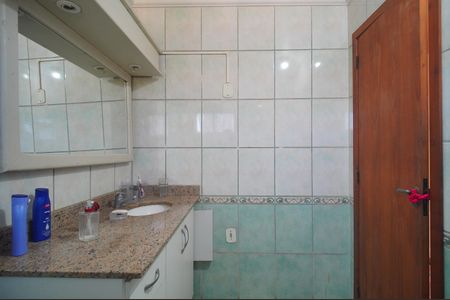 Casa à venda com 390m², 4 quartos e 2 vagasBanheiro da Suíte 2