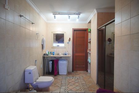 Casa à venda com 390m², 4 quartos e 2 vagasBanheiro da Suíte 1