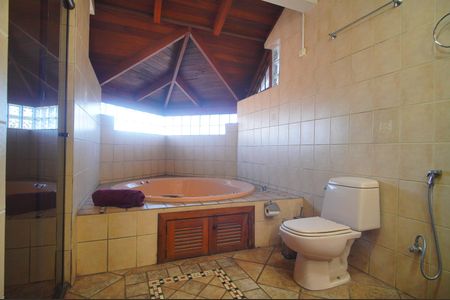 Casa à venda com 390m², 4 quartos e 2 vagasBanheiro da Suíte 1