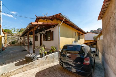 Casa à venda com 250m², 3 quartos e 8 vagas Casa à venda com 250m², 3 quartos e 8 vagasGaragem